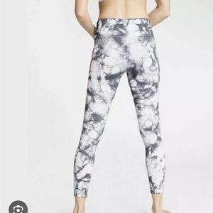 Athleta Salutation Powervita 7/8 tie-dye leggings in grey and white